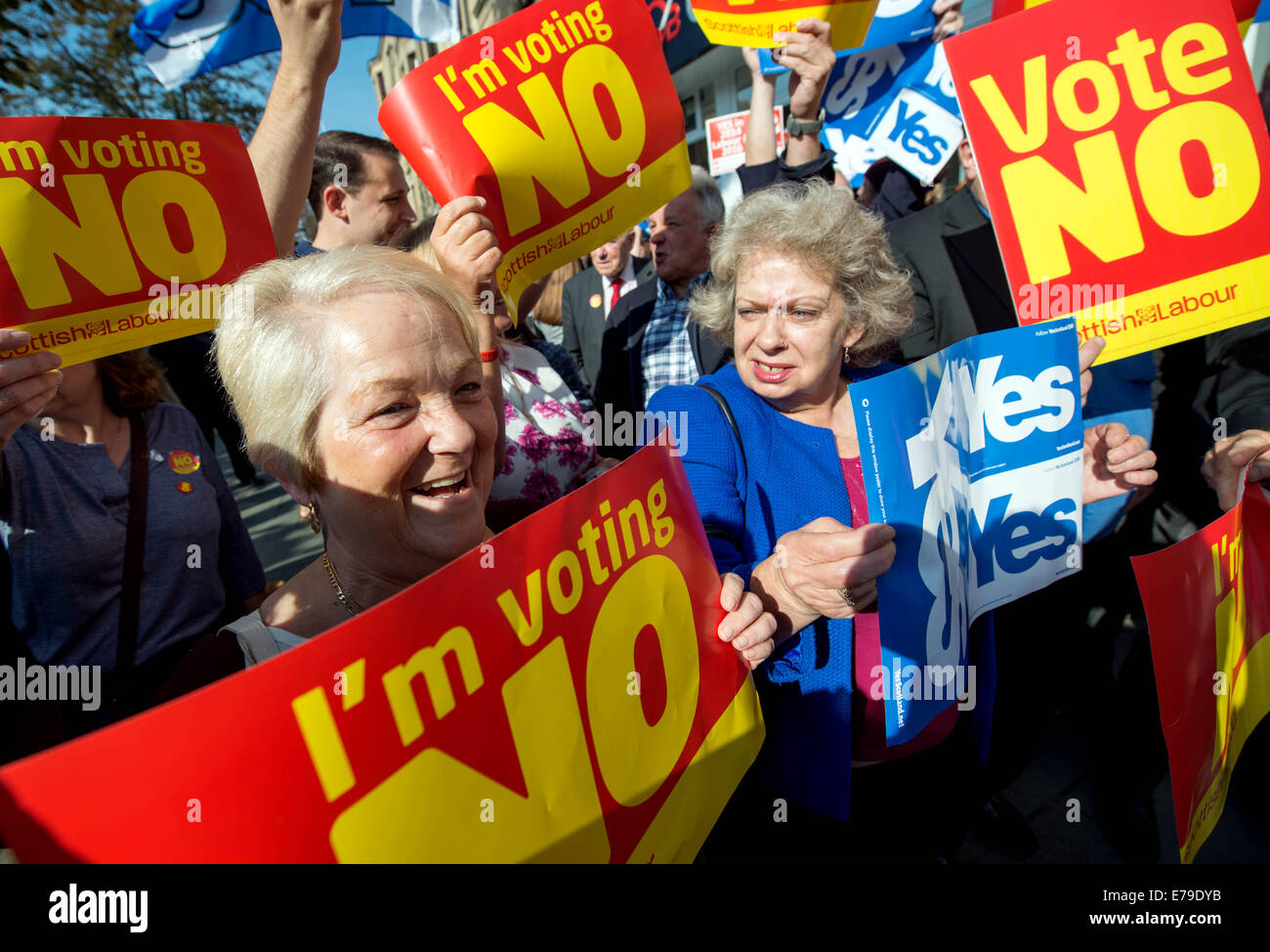 John Prescott e Alistair Darling si uniscono al Labour Battle Bus scozzese 'Sì' e 'No' gli elettori protestano mentre John Prescott e Alistair Darling si uniscono al Labour Battle Bus scozzese sulla strada principale di Rutherglen il 10 settembre 2014 a Glasgow, Scozia. I tre leader britannici stanno tutti conducendo una campagna elettorale in Scozia, dimostrando il loro sostegno a favore di un voto contrario nel referendum sull'indipendenza. Foto Stock