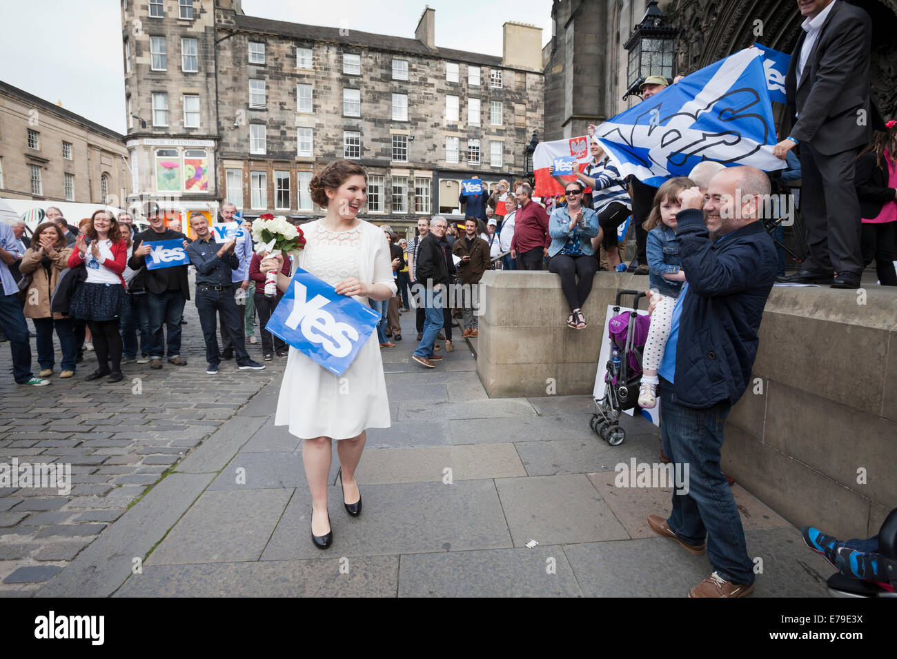 Edimburgo, Scozia, Regno Unito. 9 Sep, 2014. Primo Ministro Alex Salmond si incontra con gli scozzesi e altri cittadini europei per celebrare la cittadinanza europea e 'Scotland continuato dell'appartenenza all'unione con un sì voto". Ruth Cheadle dalla California è stata sposarsi nelle vicinanze come l'evento ha avuto luogo. Edimburgo, Scozia. 9 settembre 2014 Credit: GARY DOAK/Alamy Live News Foto Stock