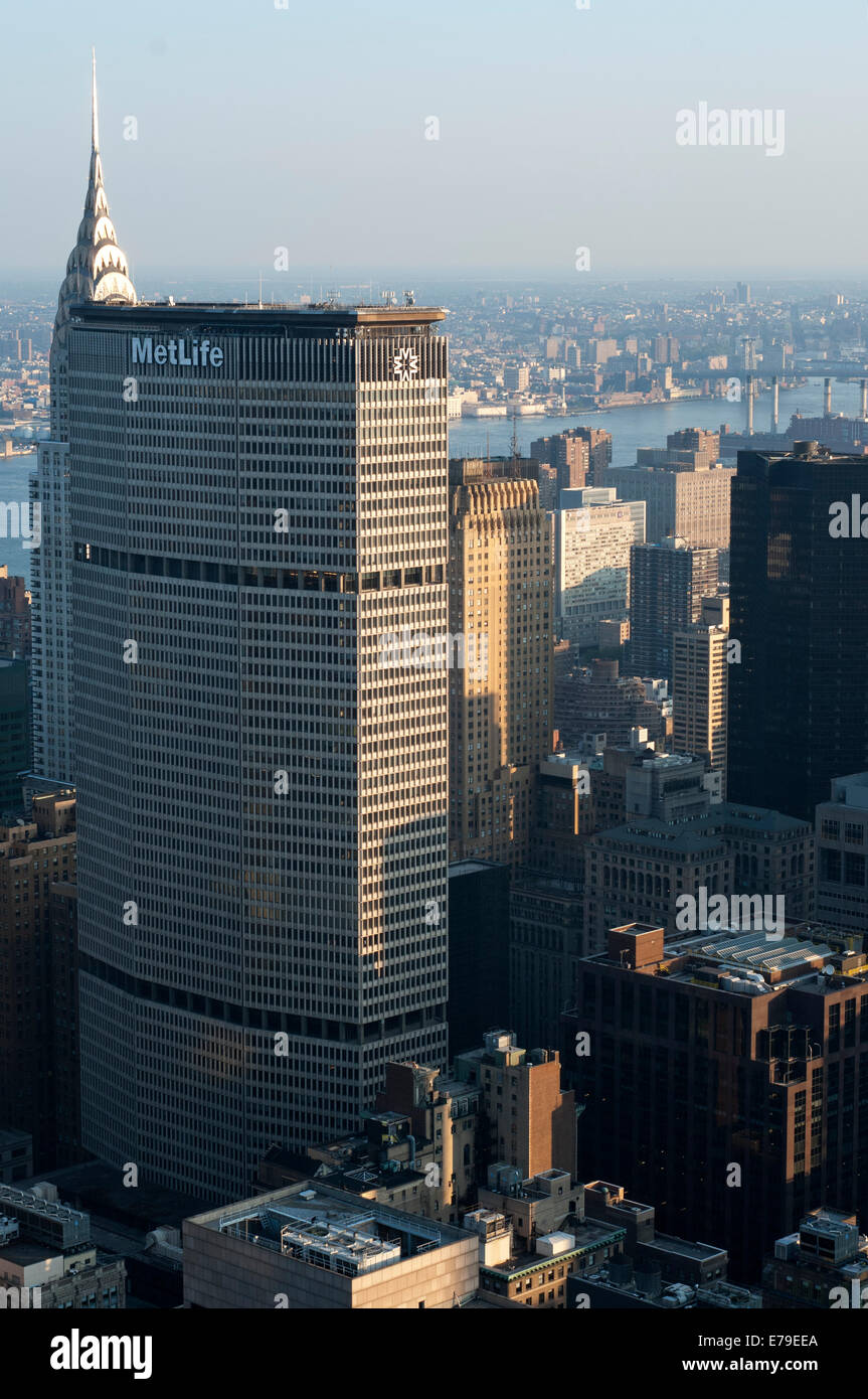 Vedute del centro cittadino inferiore con Metlife building in primo piano e dietro il Chrysler Building. L'edificio di MetLife grattacielo Foto Stock
