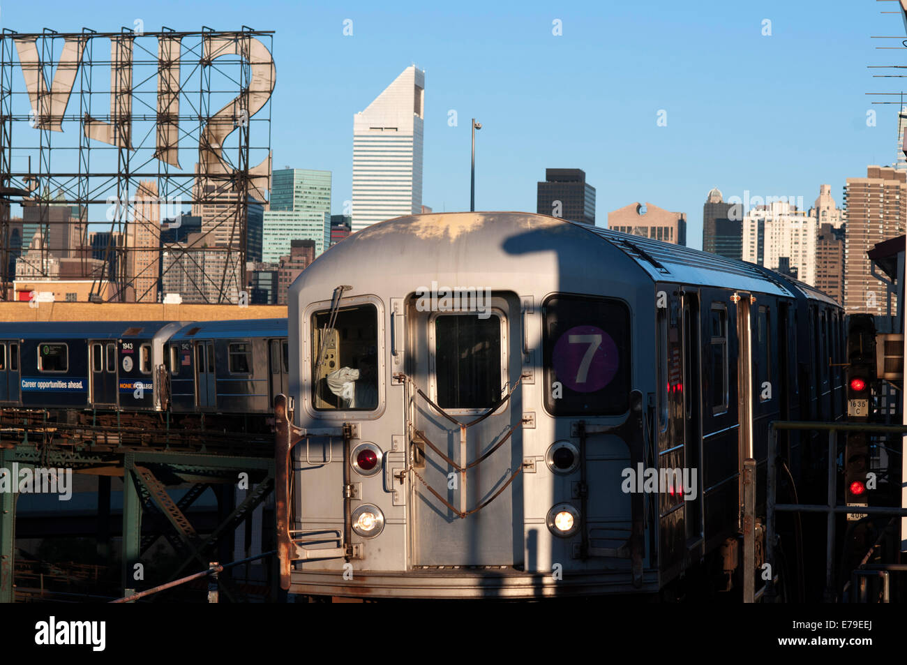 La fermata della Metro linea 7 Queensboro Plaza. Il 7 Flushing locale (locale conduttura di lavaggio 7) è un servizio di metropolitana di New York City, l'servic Foto Stock