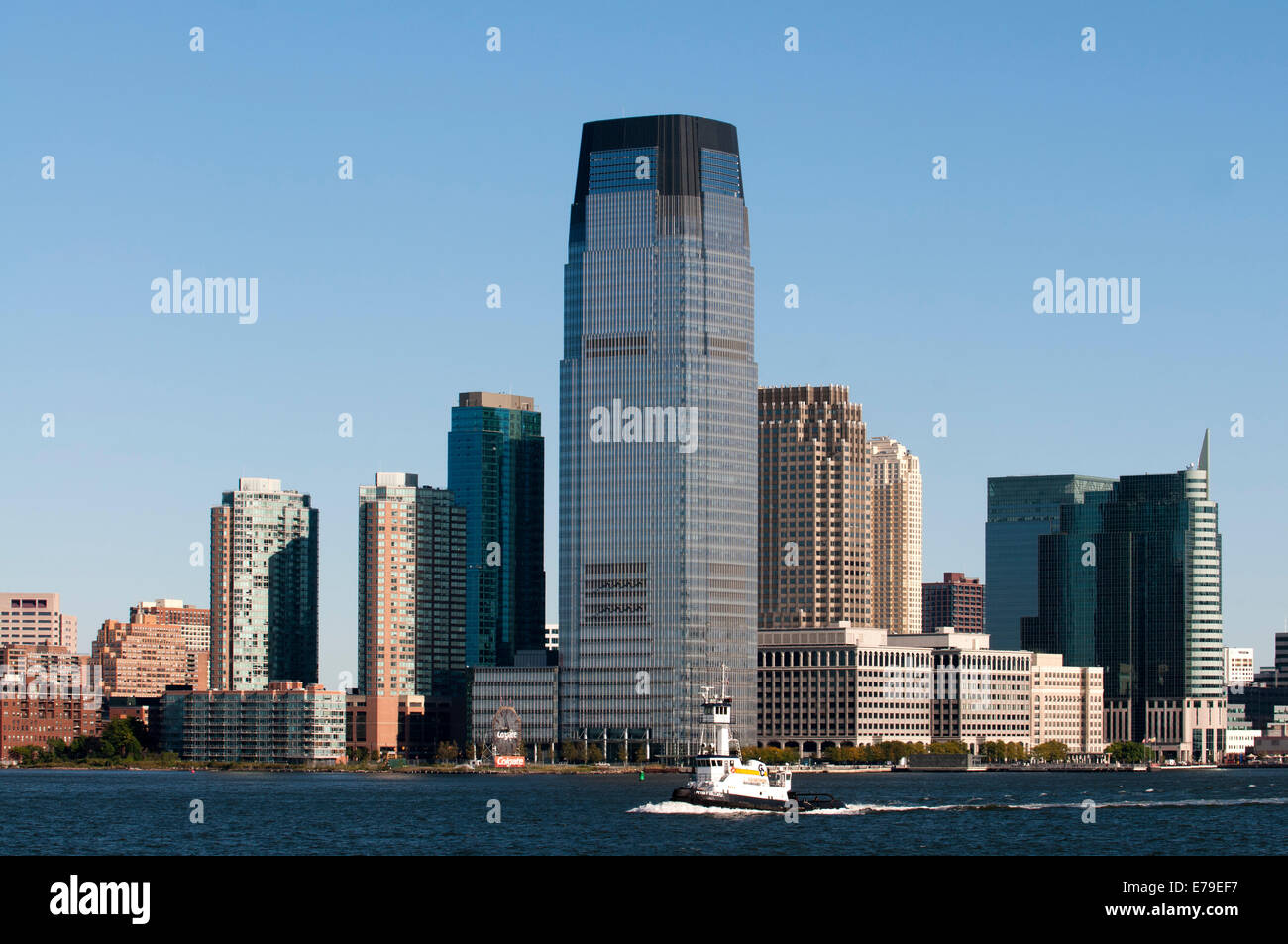 Waterfront centro di edifici in Jersey. Edifici adibiti a ufficio torri. Foto Stock