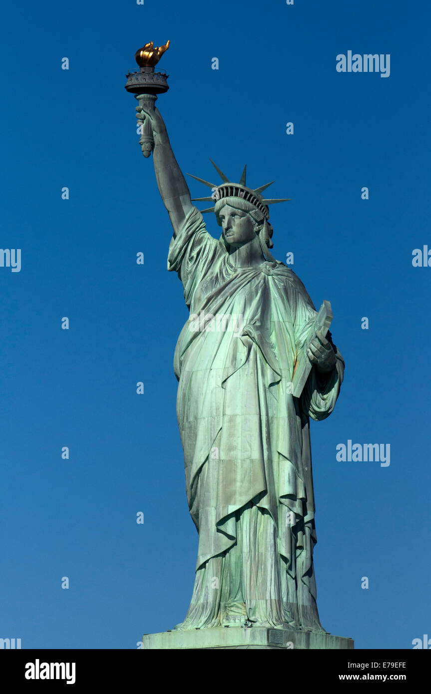 Statua della Libertà, Liberty Island, New York, New York. La Statua della Libertà. Fu costruita in Francia grazie a migliaia di donazioni individuali e inviato è diviso in 350 parti imballate in 214 casse. La statua è stata progettata da Frederic-Auguste Bartholdi, nelle sue parole, "glorificare la repubblica e la libertà vi, sperando di trovare qui qualche giorno,' e i picchi della sua corona simboleggiano i sette mari. Accesso a Liberty Island dove la statua più successivamente è stato posto il veto S-11 fino al 2004, e accesso alla corona fino al 2009. Foto Stock