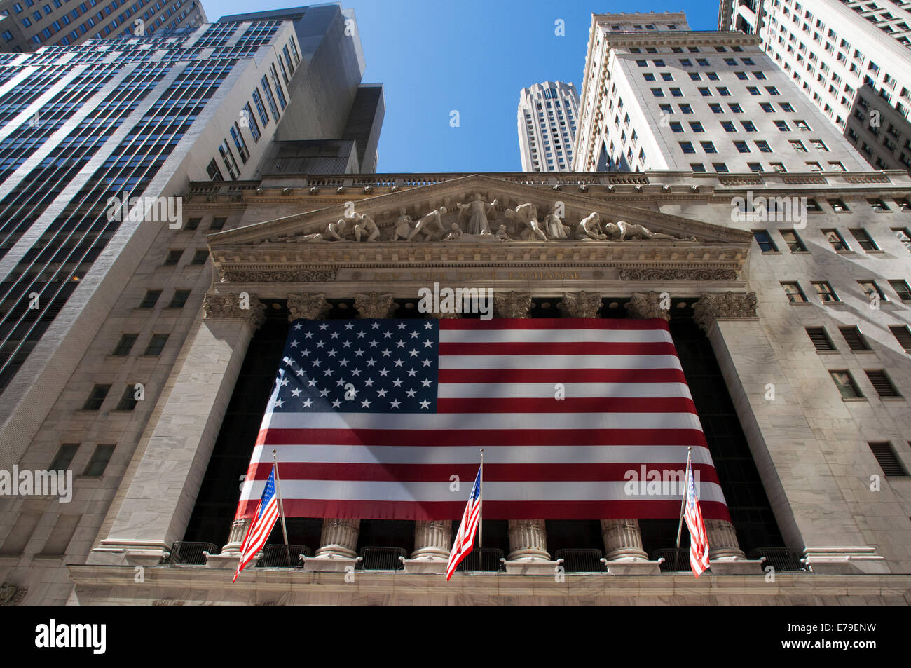 New York Stock Exchange. 11 Wall Street (chiusa al pubblico per motivi di  sicurezza). L'edificio della borsa, o anche semplicemente chiamati Wall  Street, è diventato il simbolo globale del capitalismo. Una grande