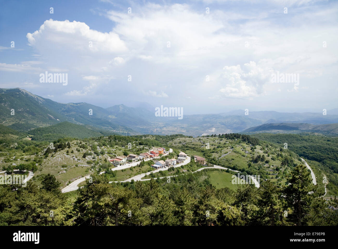 Paesaggio abruzzese in Italia al crepuscolo che mostra un piccolo villaggio nella distanza Foto Stock
