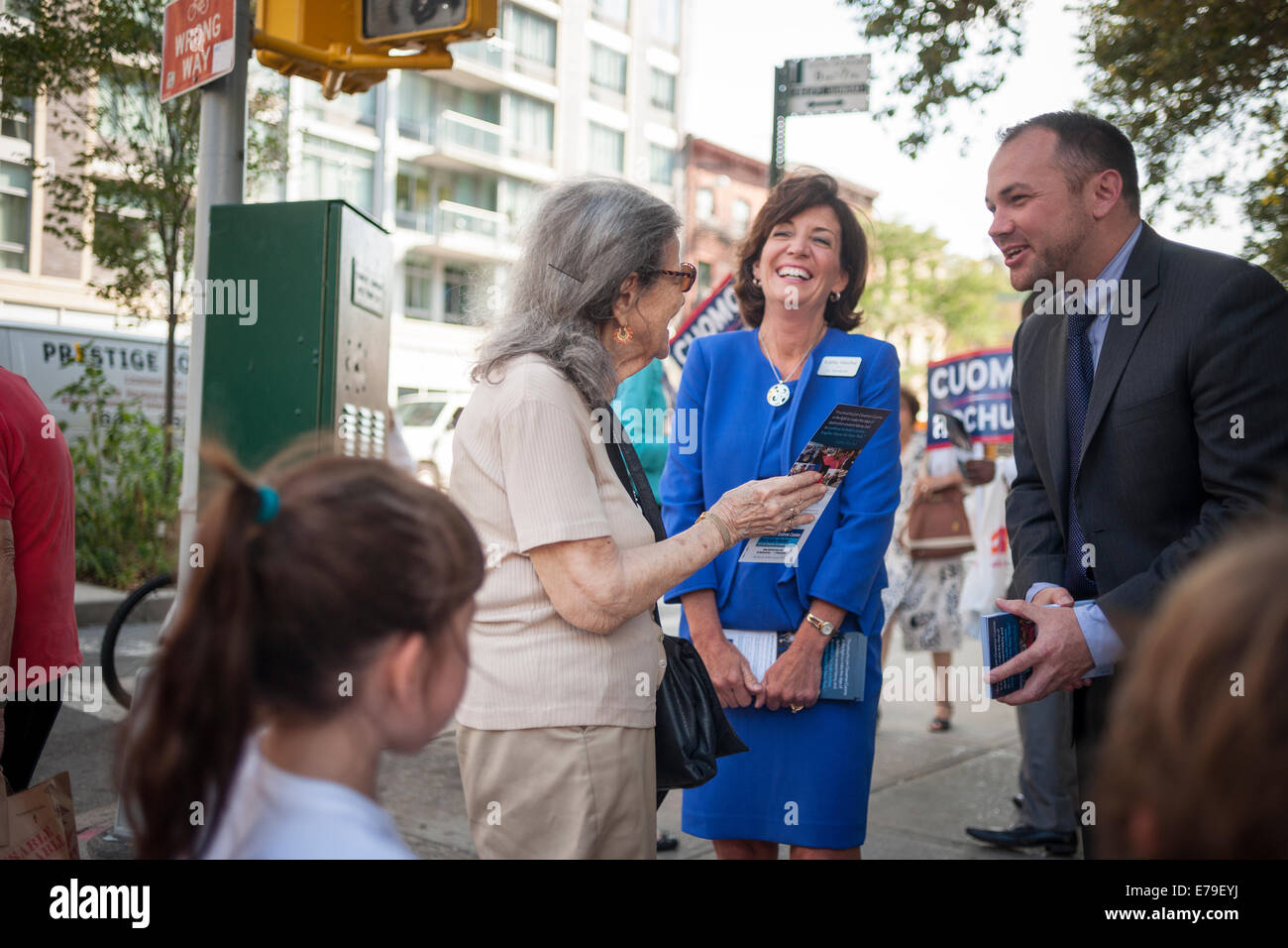 Gov. Andrew Cuomo's compagno di corsa, Kathy Hochul, centro campagne con NYC Councilmember Corey Johnson Foto Stock