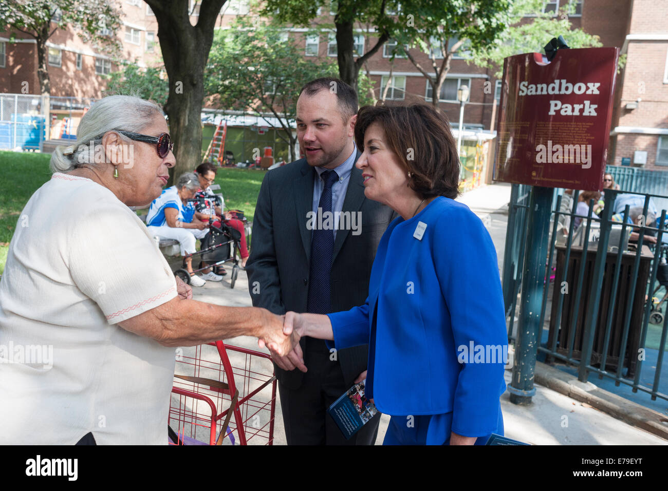 Gov. Andrew Cuomo's compagno di corsa, Kathy Hochul, destra saluta un elettore con NYC Councilmember Corey Johnson Foto Stock