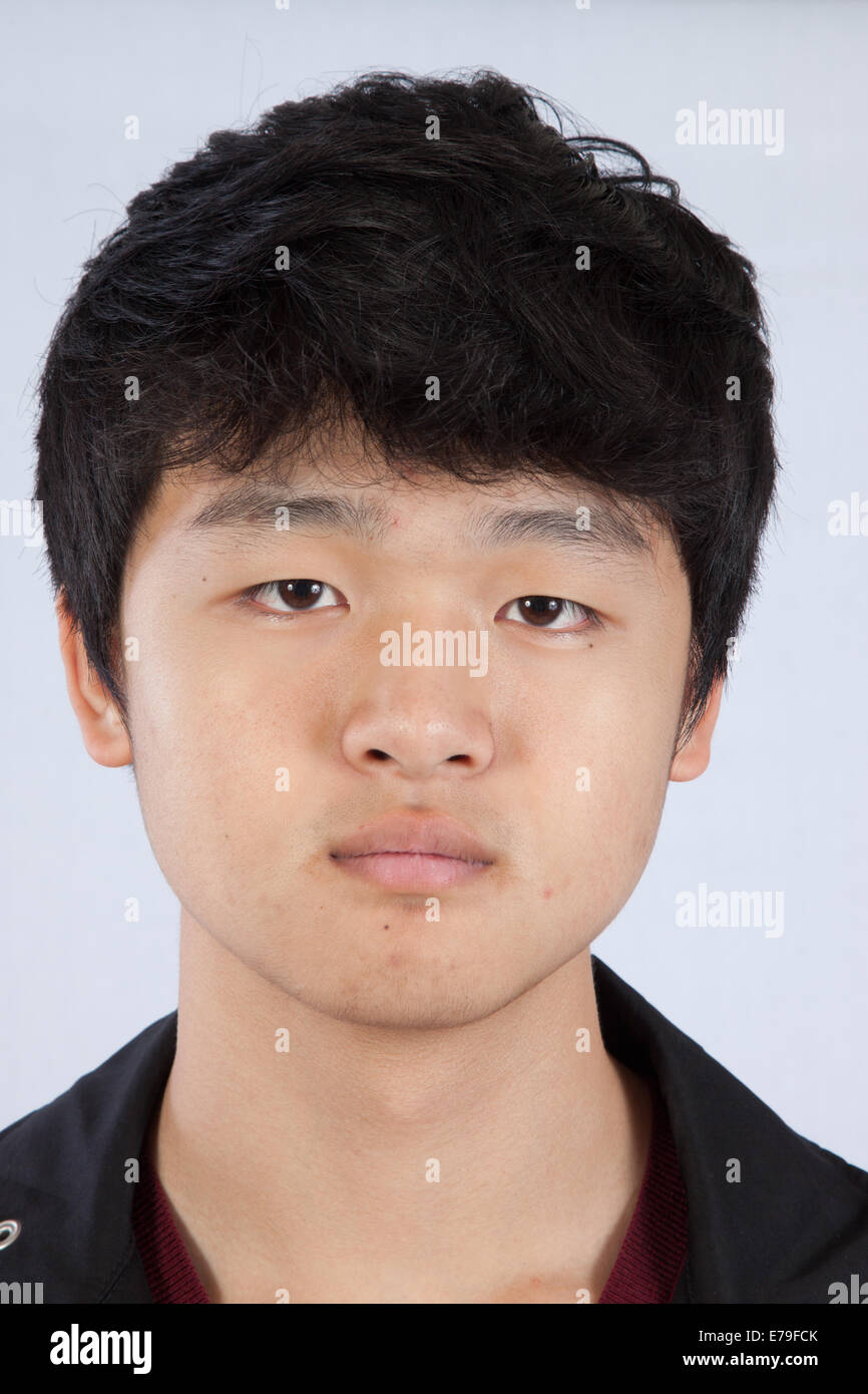 Bella East Asian man looking premurosamente al caamera Foto Stock