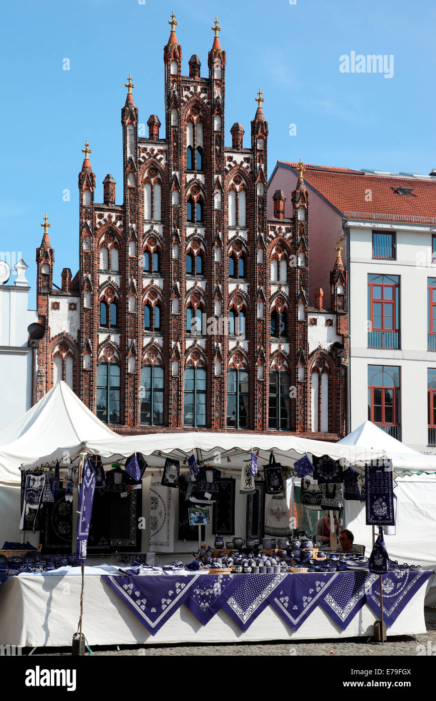 Xiii secolo edificio gotico ora il Cafehaud Marimar nel mercato di Greifswald Foto Stock