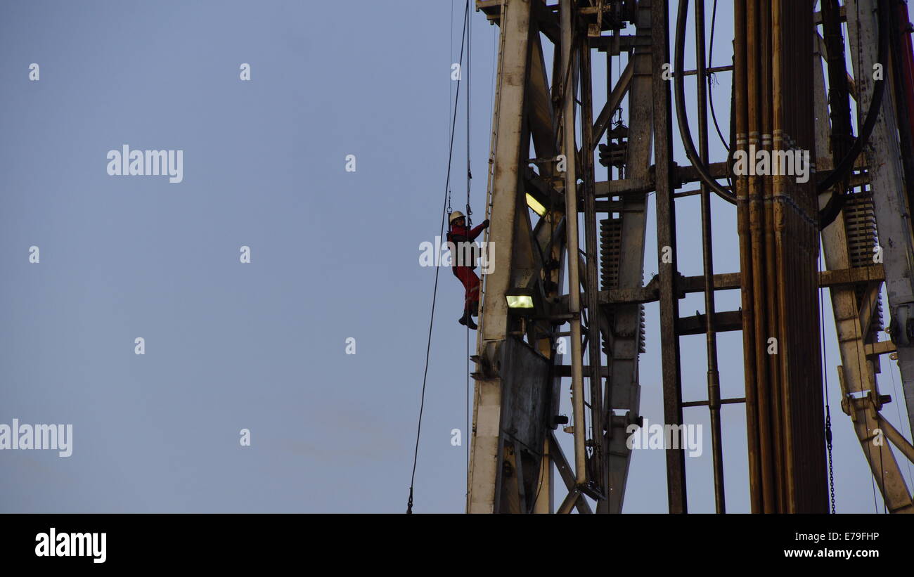 Lavoratore su una piattaforma petrolifera. Foto Stock