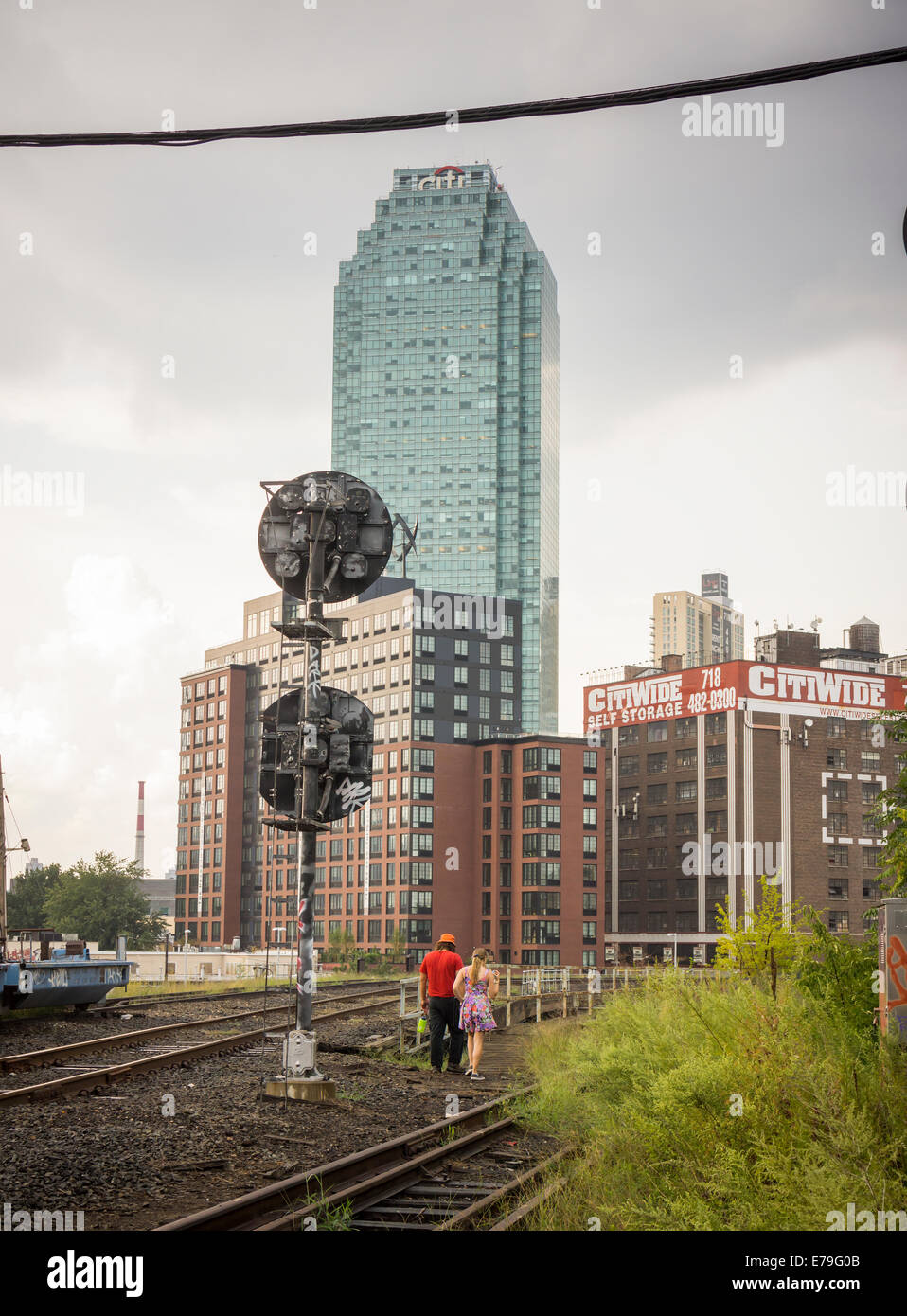 Il centro di Citigroup la costruzione di telai in disuso oltre i binari della ferrovia di Long Island City nel Queens a New York Foto Stock