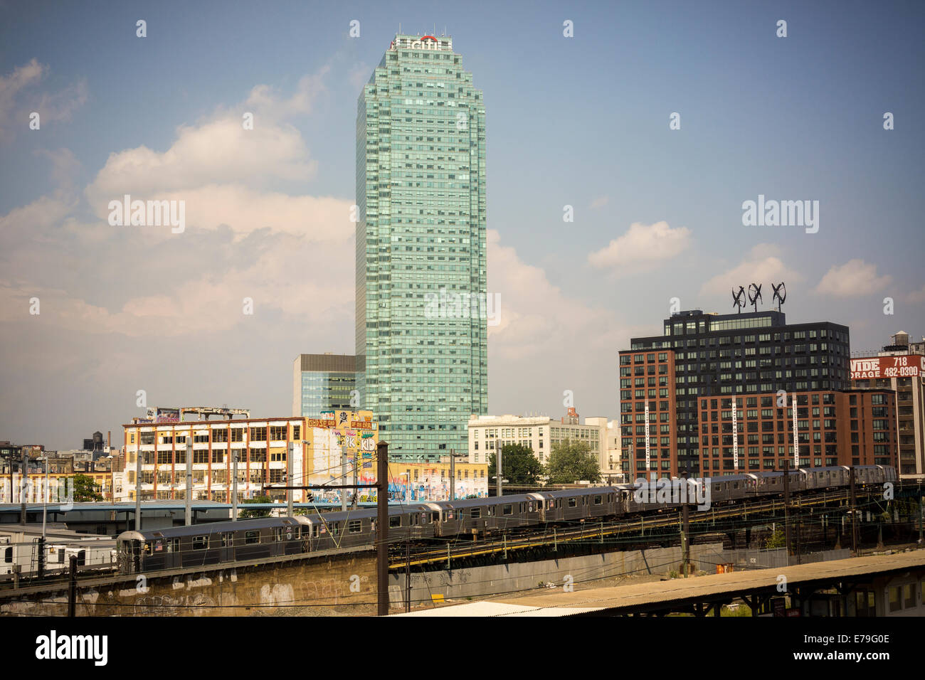 Il centro di Citigroup costruire telai su Long Island City, compresi i 5 livelli Pointz e la conduttura di lavaggio treno Foto Stock