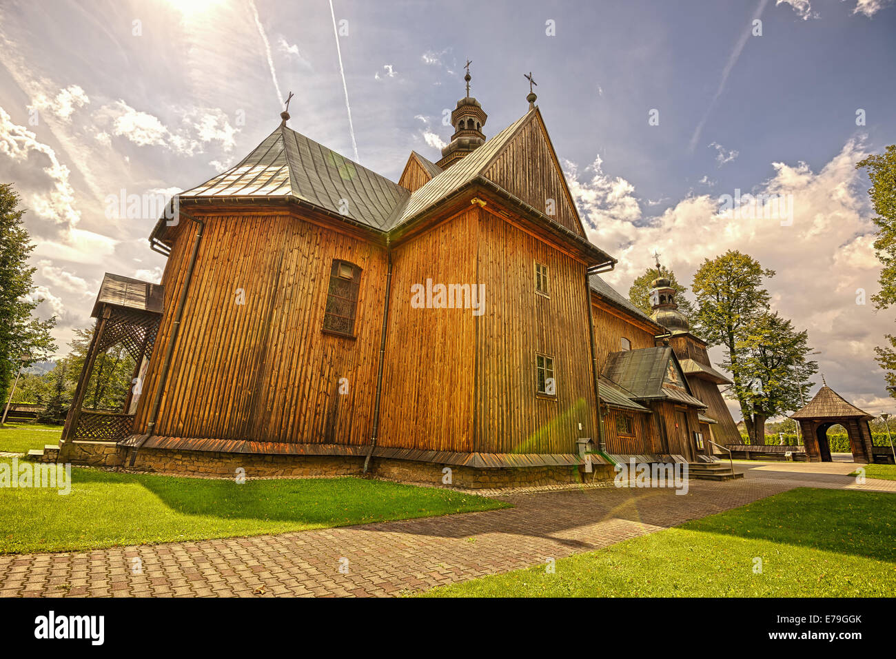 Legno bella chiesa parrocchiale della Immacolata Concezione in Spytkowice vicino a Cracovia, Nowy Targ County, Polonia. Immagine hdr shot Foto Stock