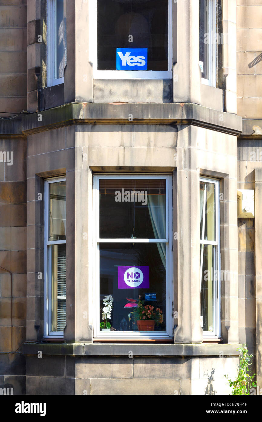 Sì e No window manifesti in Tenement appartamenti al di sopra e al di sotto, a Edimburgo, Scozia Foto Stock