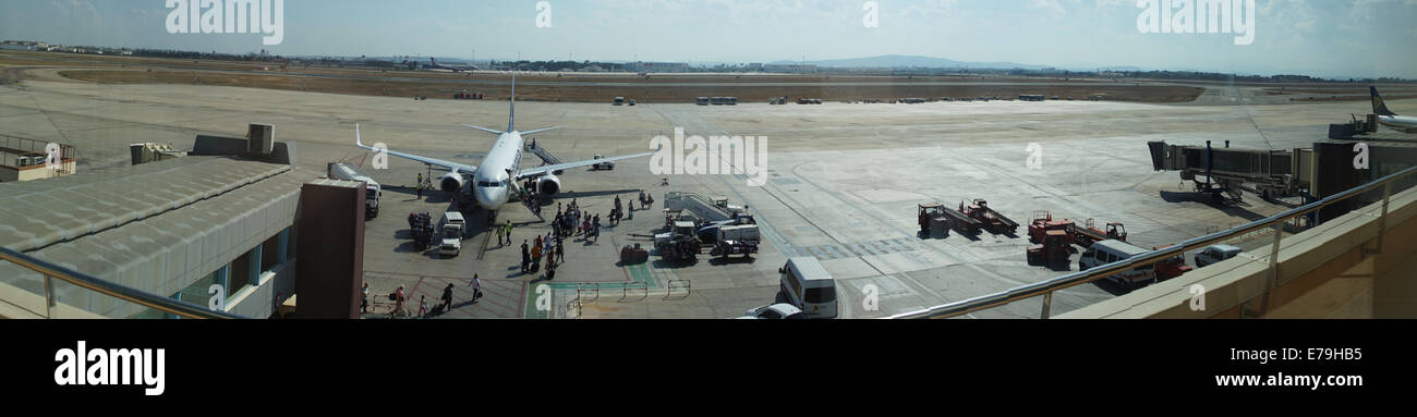 Valencia, Spagna. 10 Settembre, 2014. I passeggeri di salire a bordo della Ryanair Boeing 737-800 aeromobili presso l'aeroporto di Valencia. In 2013, Ryanair è stata la più grande compagnia aerea europea con voli di linea passeggeri trasportati. Credito: Robert Wilson/Alamy Live News Foto Stock