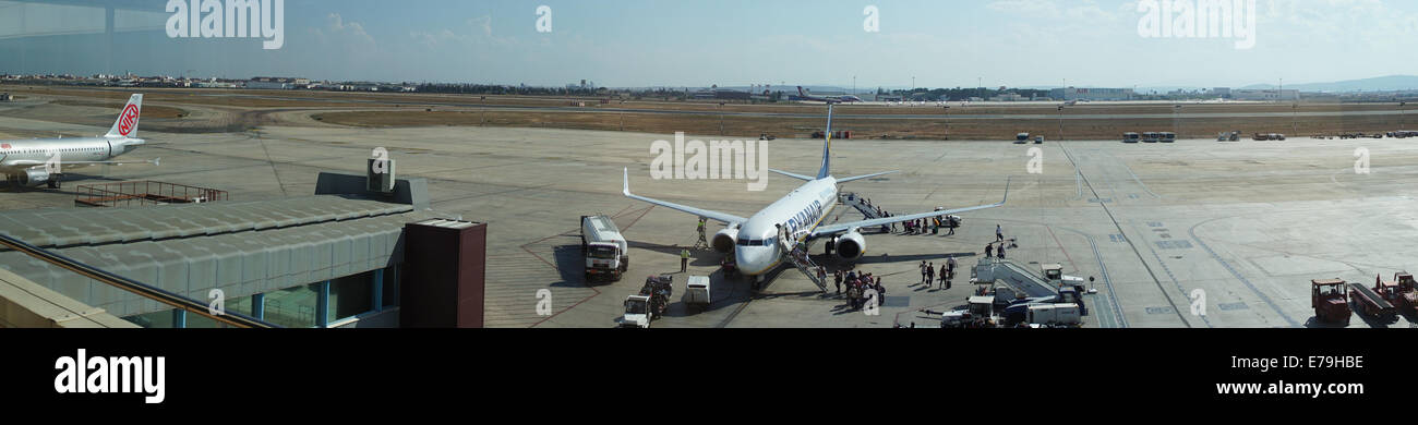 Valencia, Spagna. 10 Settembre, 2014. I passeggeri di salire a bordo della Ryanair Boeing 737-800 aeromobili presso l'aeroporto di Valencia. In 2013, Ryanair è stata la più grande compagnia aerea europea con voli di linea passeggeri trasportati. Credito: Robert Wilson/Alamy Live News Foto Stock