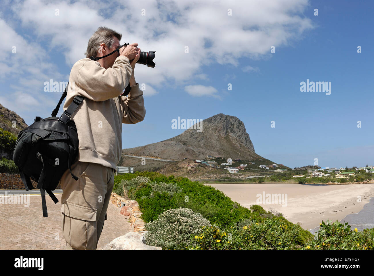 L'uomo fotografo di scattare le foto del paesaggio costiero tra Gordon's Bay e Betty's Bay, Provincia del Capo Occidentale, Sud Africa Foto Stock