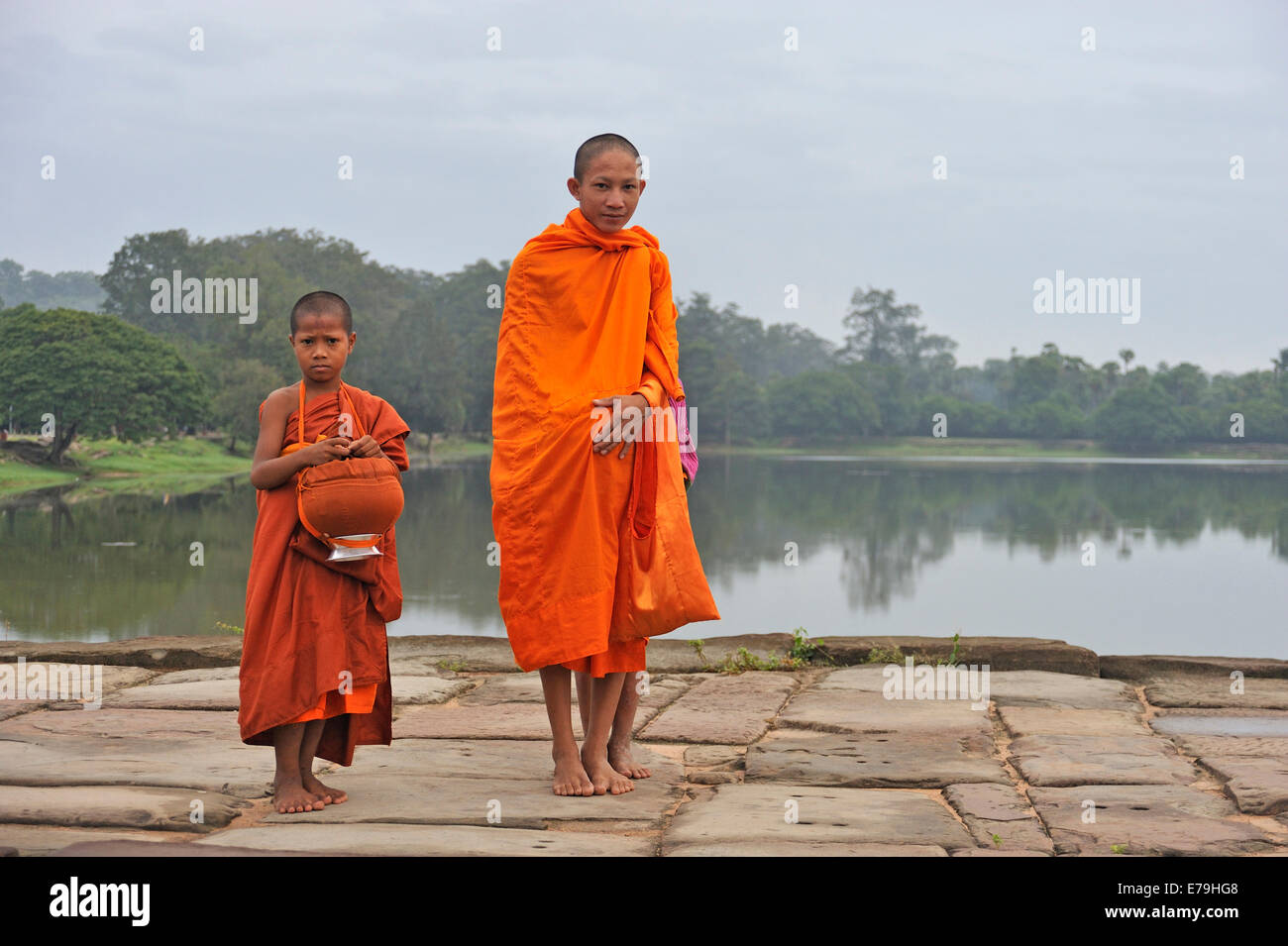 Giovani monaci sul loro modo di Angkor Wat, Siem Reap, Cambogia, sud-est asiatico Foto Stock