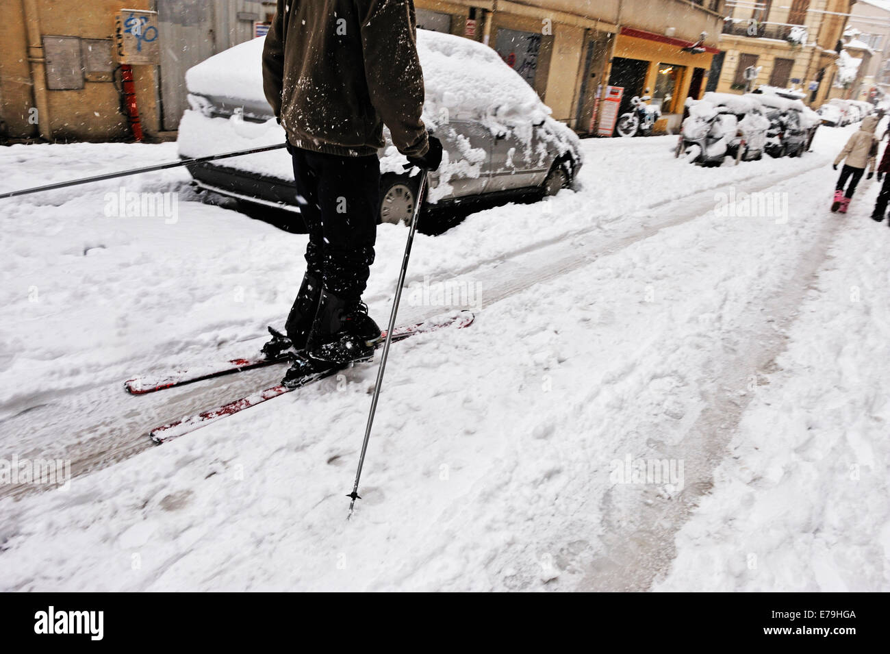 Sciare a lavorare su una strada di città dopo un pesante nevicata invernale Foto Stock