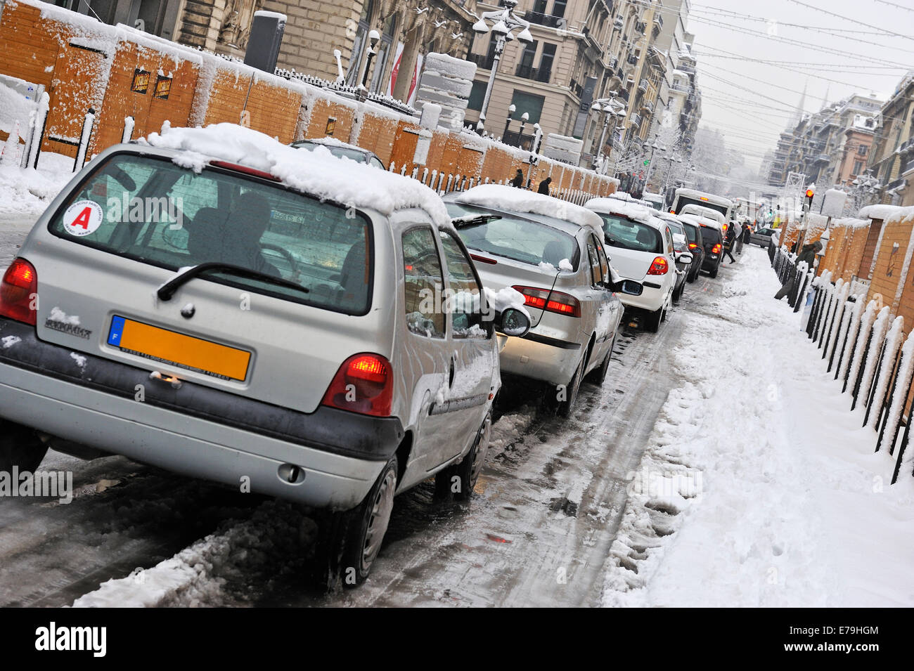 Inceppamento di traffico causato dalla neve pesante nel centro della città, Marsiglia, Francia, Europa Foto Stock