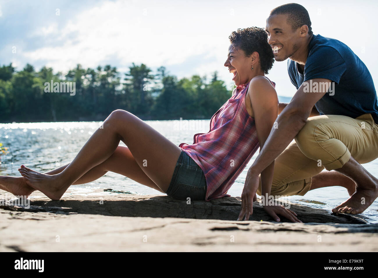 Un paio di chiudere insieme da un lago in estate. Foto Stock