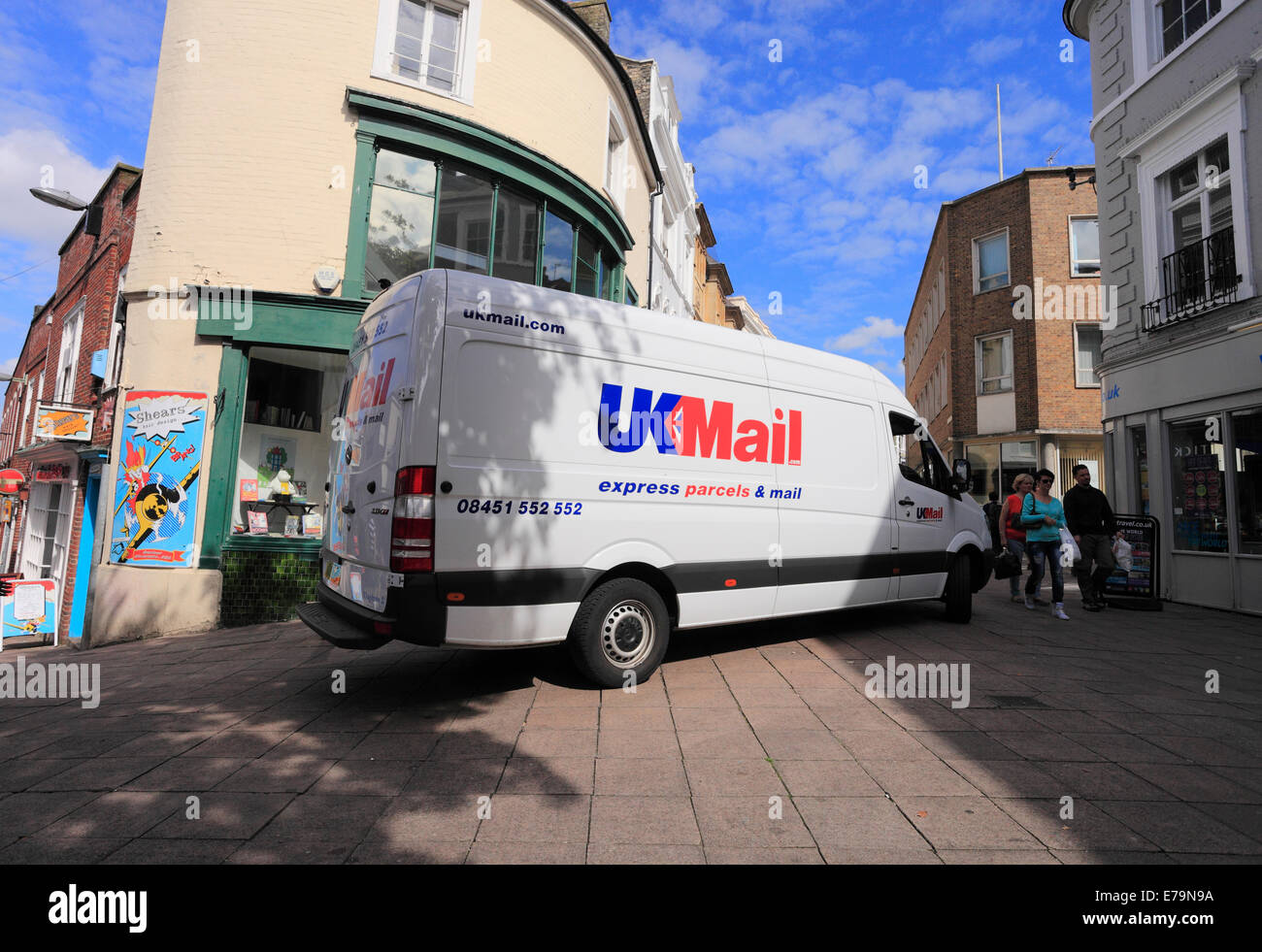 Consegna UKMail van su un pedestrain street nel centro città di Norwich. Foto Stock