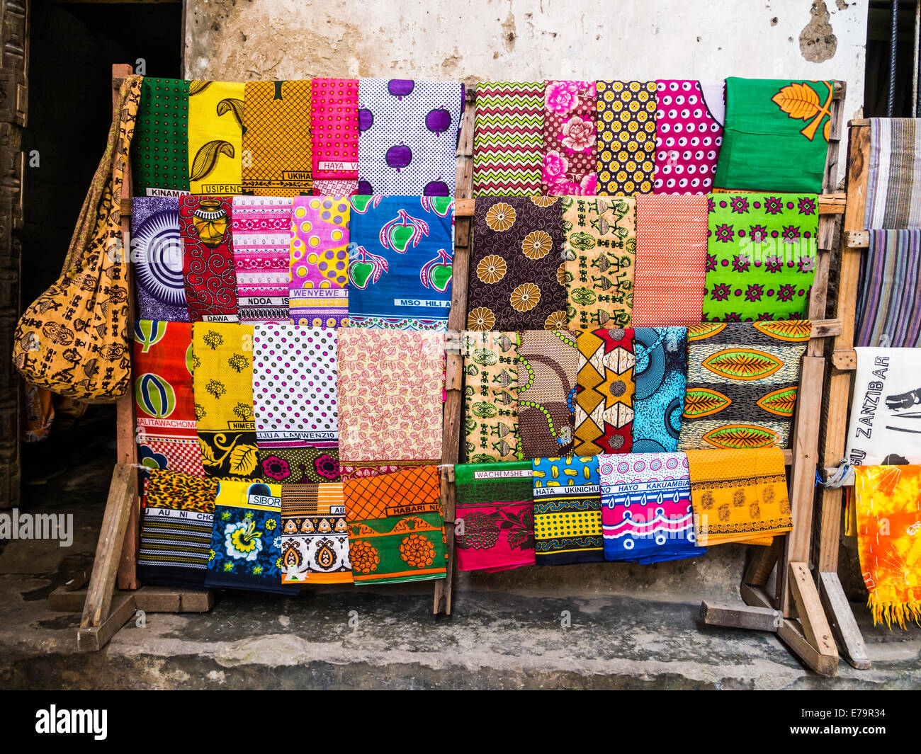 Tradizionale africano kangas e altri materiali venduti in Stone Town  Zanzibar Foto stock - Alamy