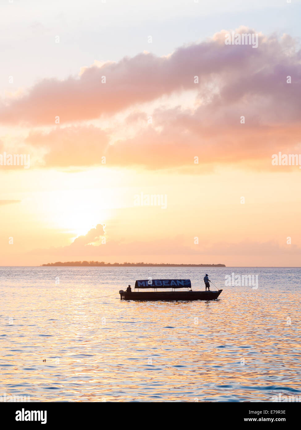 Locali di piccola barca vicino all'isola di Zanzibar al tramonto. Foto Stock