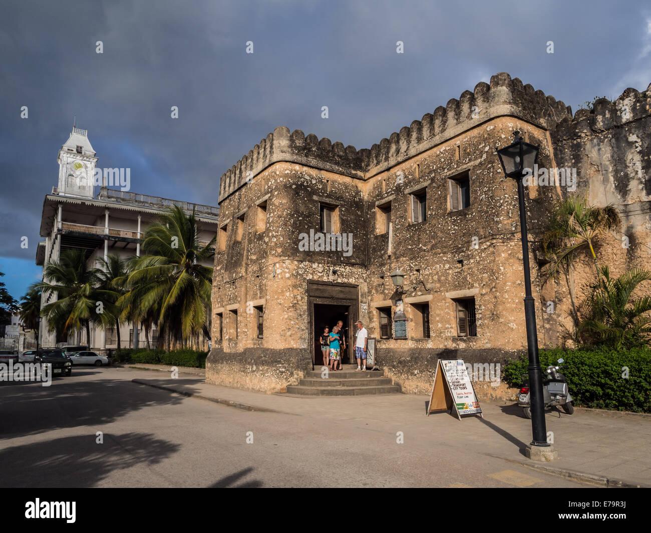 La Vecchia Fortezza (Ngome Kongwe) noto anche come fortezza araba e la casa delle meraviglie in pietra città sull isola di Zanzibar. Foto Stock
