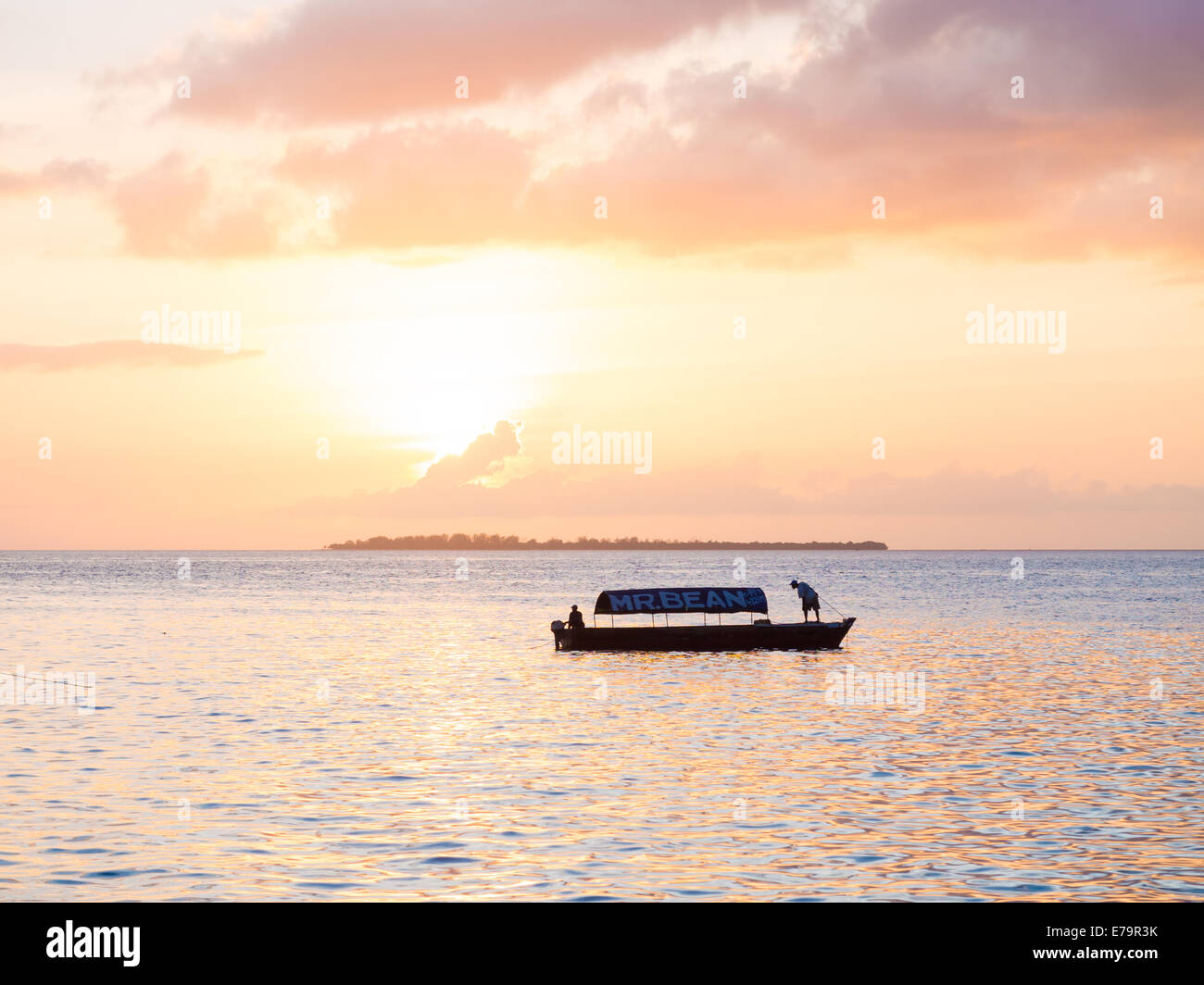 Locali di piccola barca vicino all'isola di Zanzibar al tramonto. Foto Stock