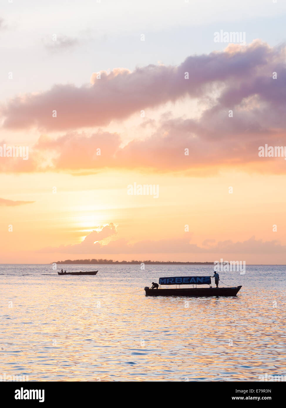 Locali di piccola barca vicino all'isola di Zanzibar al tramonto. Foto Stock