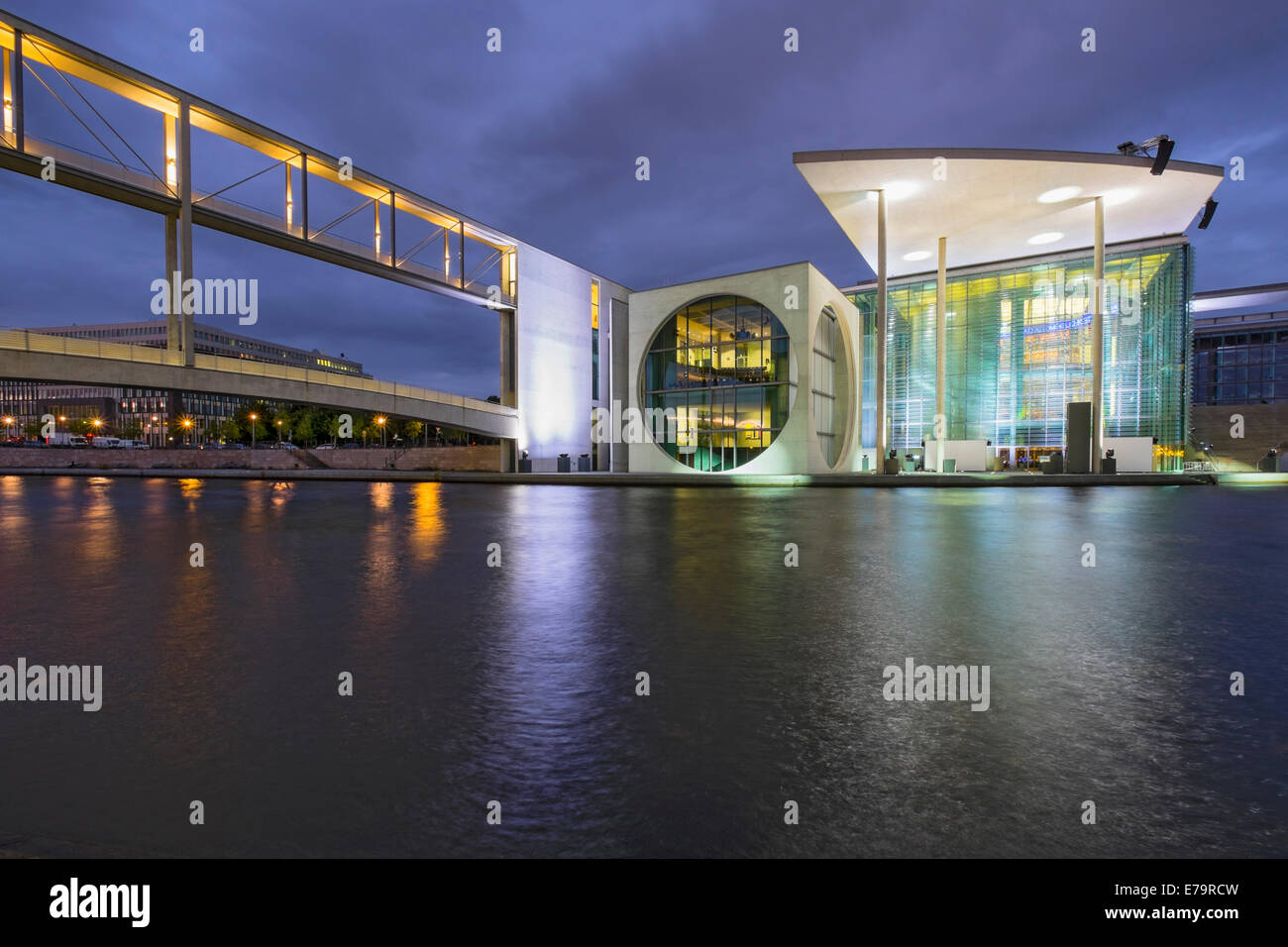 Gli edifici del governo Marie-Elisabeth Luders haus parte del Bundestag a Regierungsviertel (quartiere governativo accanto al fiume Spree Foto Stock