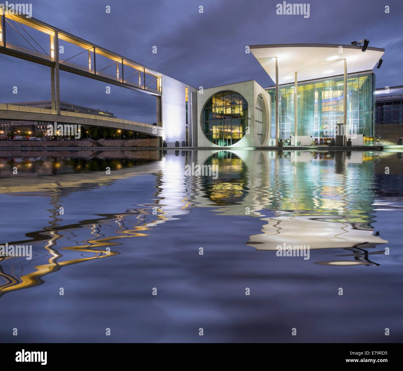 Gli edifici del governo Marie-Elisabeth Luders haus parte del Bundestag a Regierungsviertel (quartiere governativo accanto al fiume Spree Foto Stock