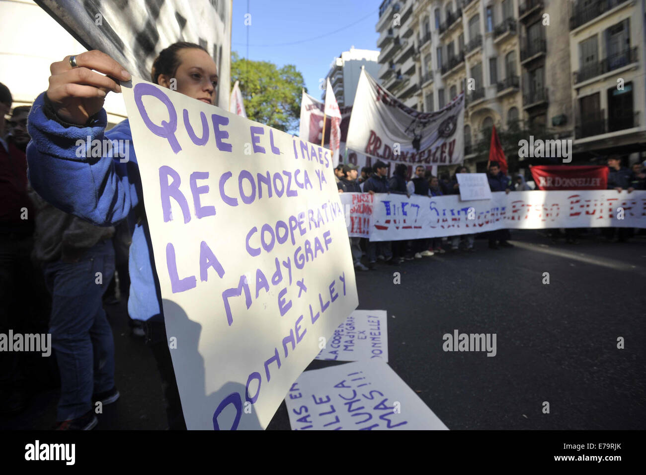 Buenos Aires, Argentina. Decimo Sep, 2014. Donnelley lavoratori stampa di partecipare a una manifestazione di protesta svoltasi al di fuori dell'Istituto nazionale di cooperative e di economia sociale di Monserrat quartiere di Buenos Aires, Argentina, il 7 settembre 10, 2014. Credito: Brigo Carlos/TELAM/Xinhua/Alamy Live News Foto Stock