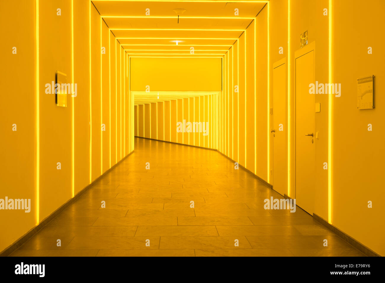 Interno del corridoio illuminato dalla striscia gialla luci sotto i palazzi del governo a Berlino Germania Foto Stock