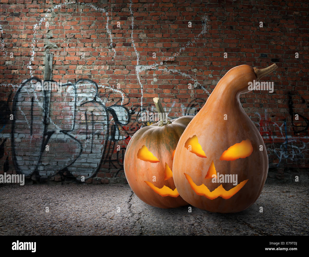 Zucche e muro di mattoni con graffiti Foto Stock