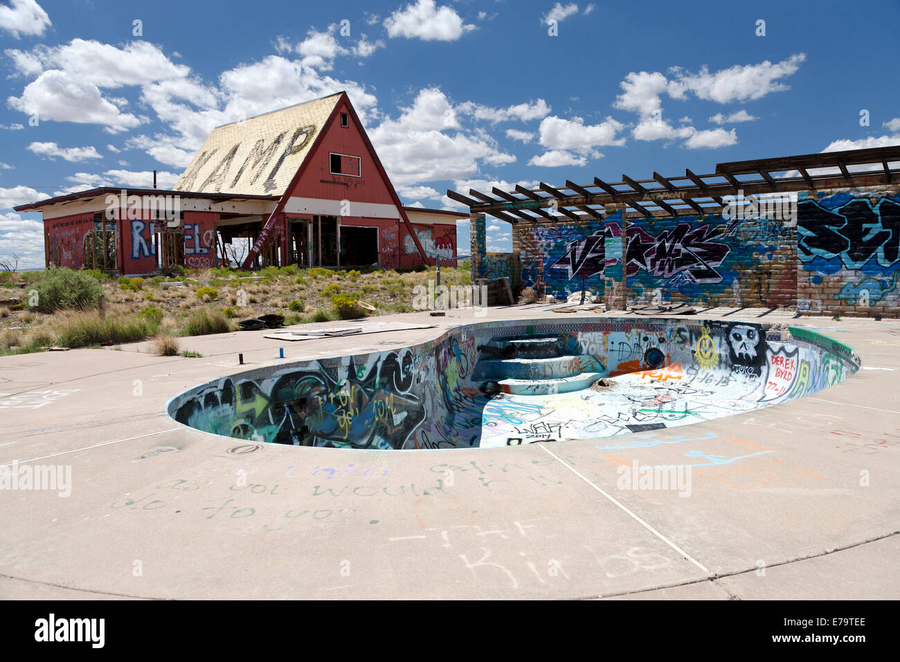 La piscina e il negozio di camp a due pistole in Arizona. Due pistole si trova in Arizona, a est di Flagstaff, su ciò che è stato precedentemente noto come Route 66. Tw Foto Stock