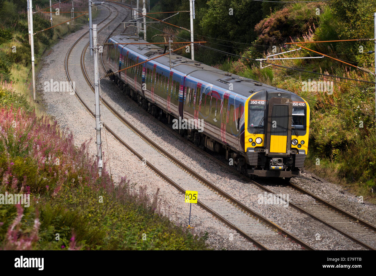 Le linee di alimentazione e portali per i treni elettrici   British Rail Class 350 410 Desiro British Railways  Treno discendente a Shap, West Coast Line, Cumbria Foto Stock