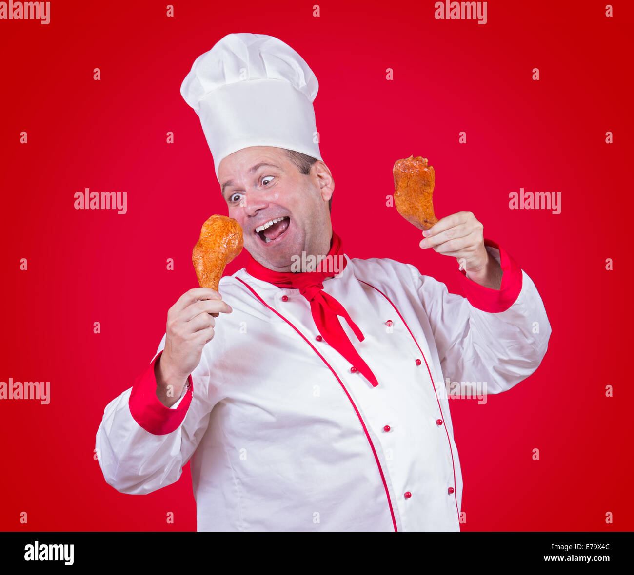 Lo chef che tiene nelle sue mani una coscia di pollo Foto Stock