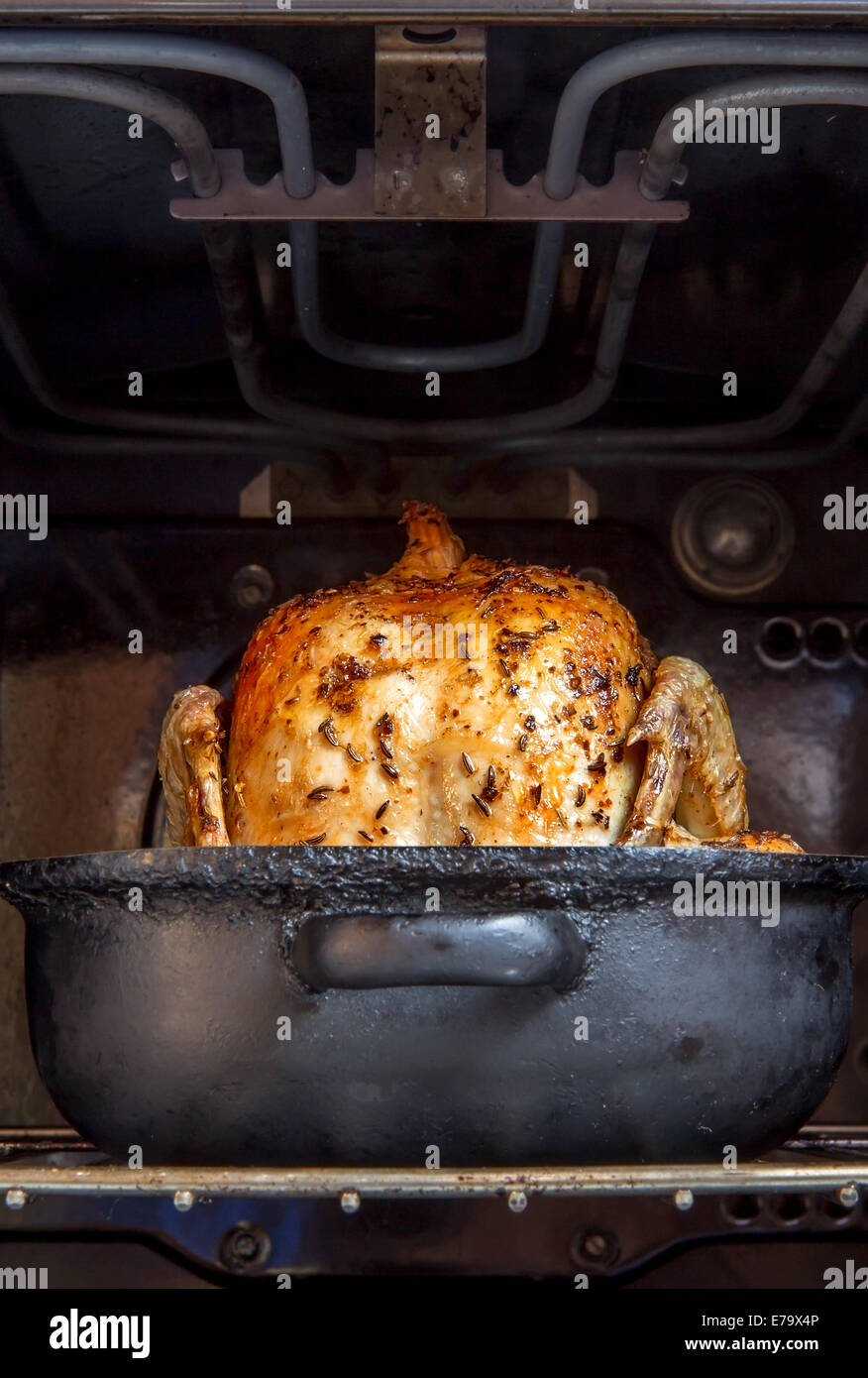 Il pollo al forno in una teglia nel forno Foto Stock