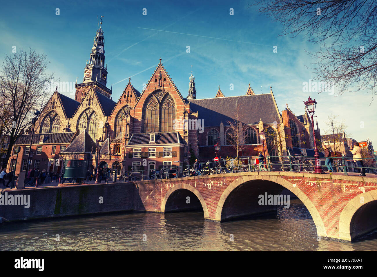 AMSTERDAM, Paesi Bassi - 19 Marzo 2014: Oude Kerk. Vecchia chiesa sulla costa del canale di Amsterdam Foto Stock