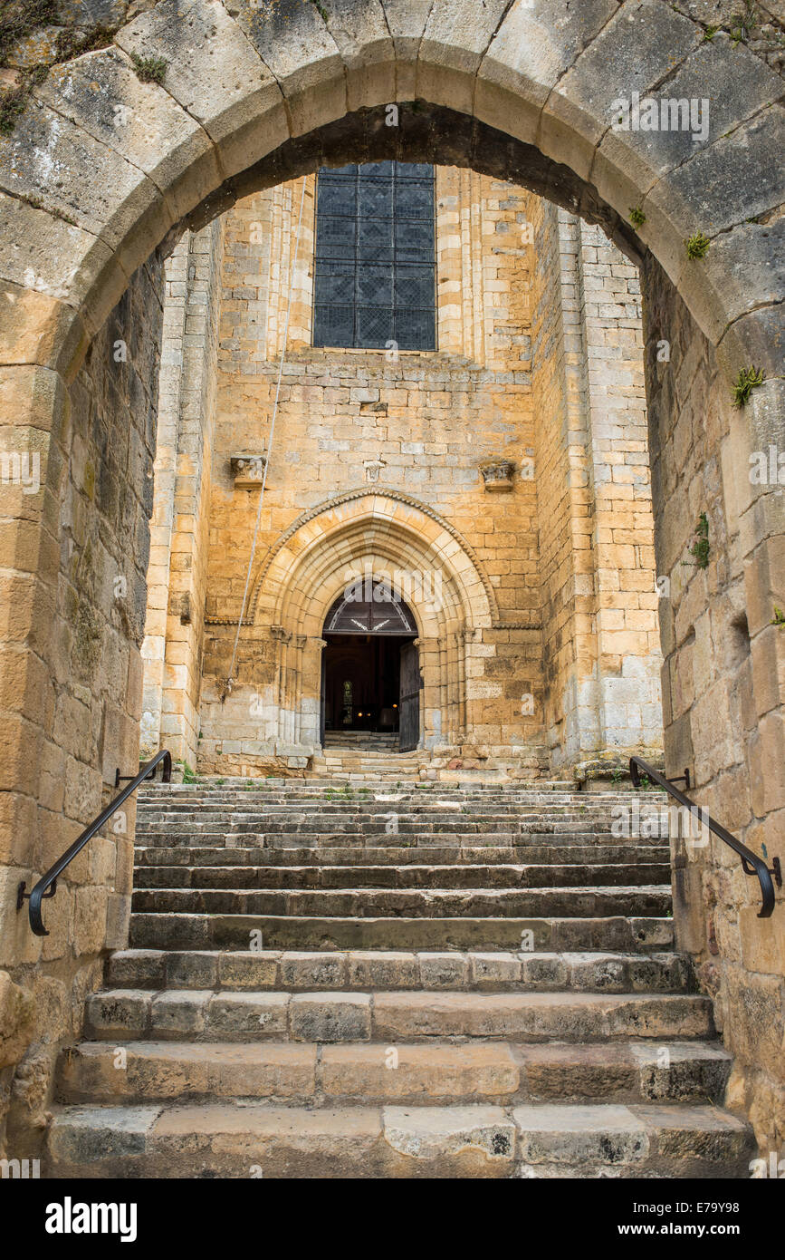 Il borgo medievale Saint-Amand-de-Coly con la sua fortificato abbazia romanica chiesa, dordogne périgord,, Francia Foto Stock