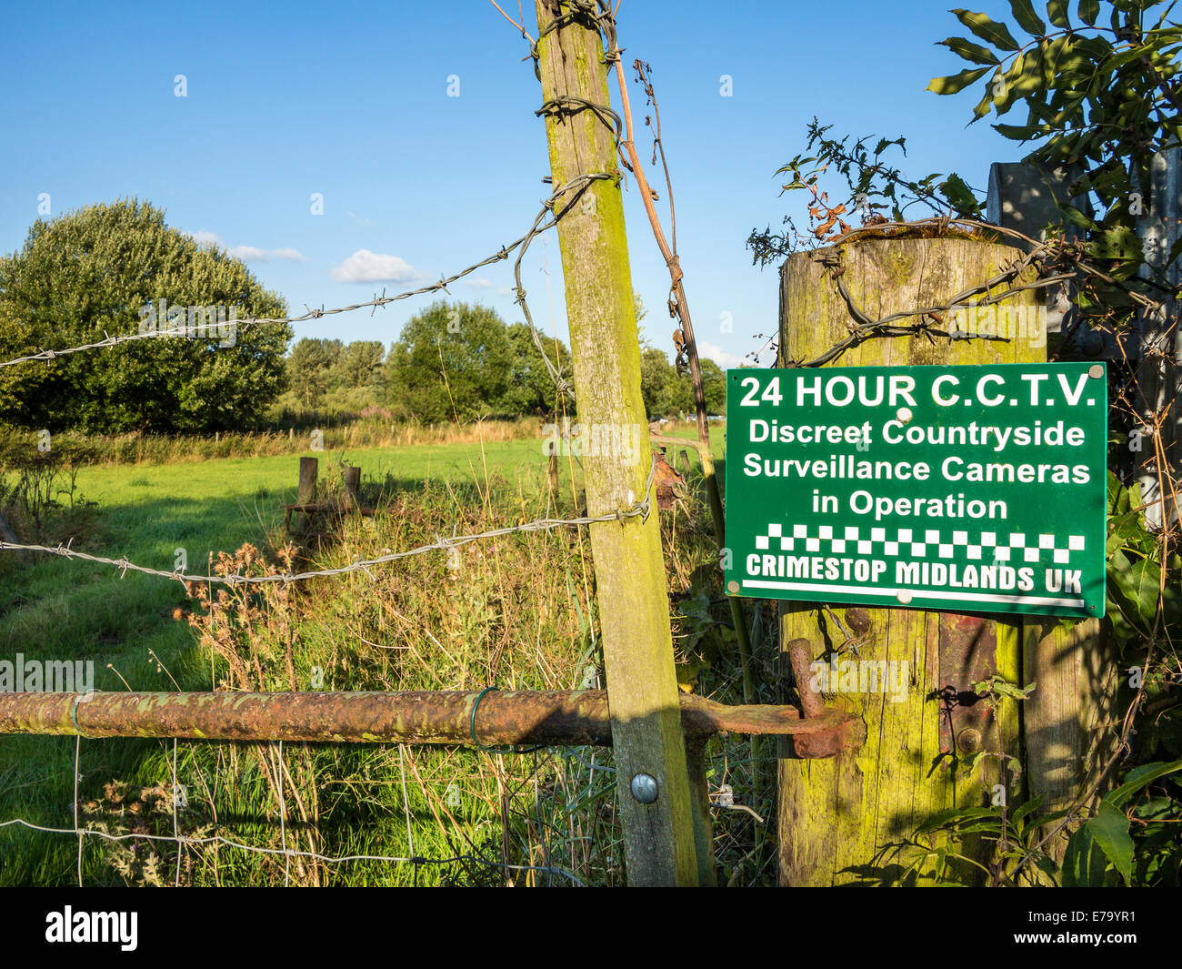 Avviso circa la sorveglianza mediante videocamere TVCC in campagna in Staffordshire Foto Stock