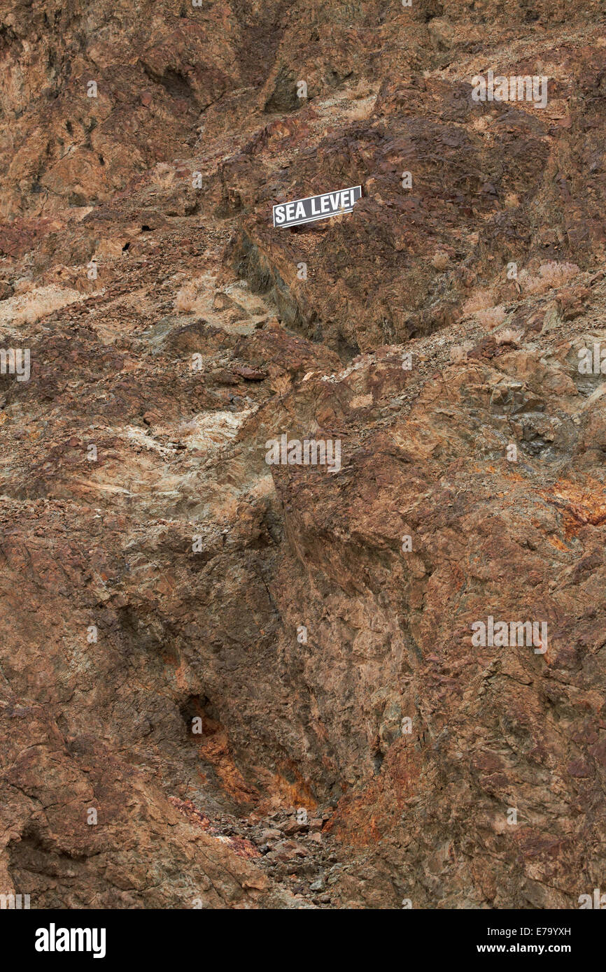 Livello del mare segno, 282 ft / 86 m sopra il bacino Badwater, il (terra più bassa in America del Nord), il Parco Nazionale della Valle della Morte, Mojave Deser Foto Stock