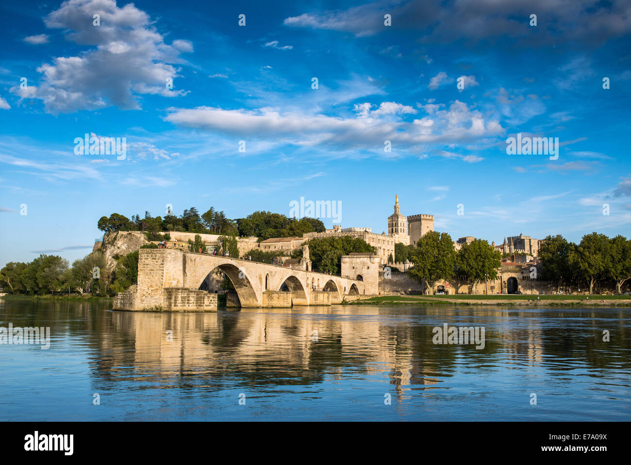 Il Pont Saint-Bénezet, noto anche come il Pont d'Avignon, è un famoso ponte medievale di Avignone, nel sud della Francia. Foto Stock