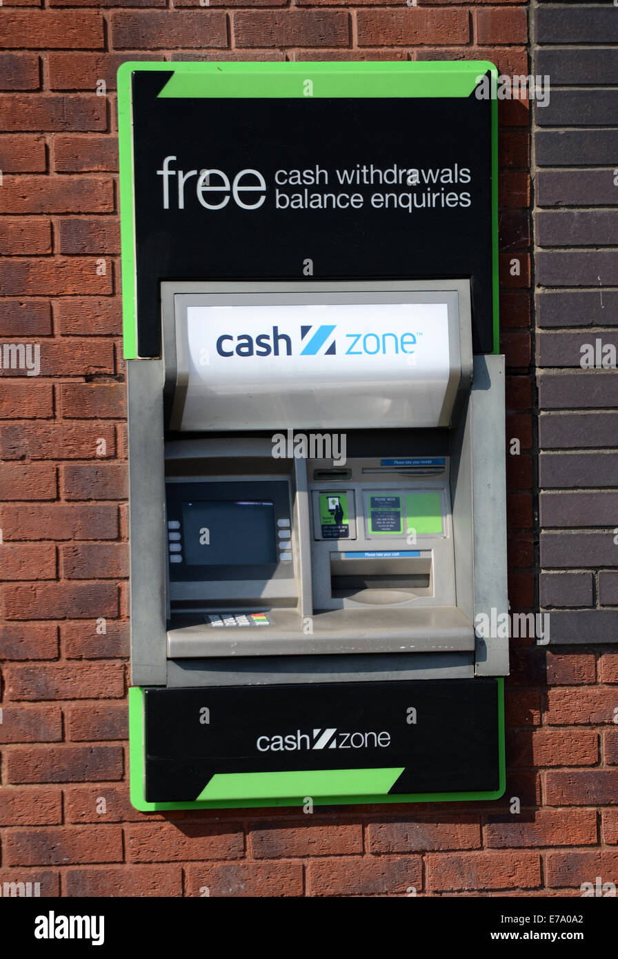 Zona di cassa minimarket ATM, Bancomat, UK. Foto Stock