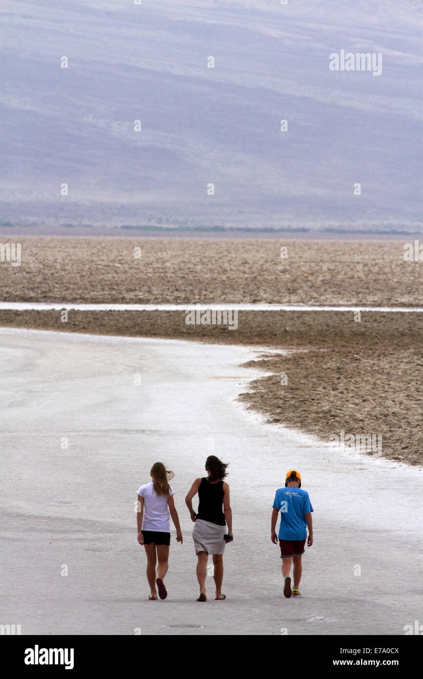 I turisti al bacino Badwater, 282 ft (86 m sotto il livello del mare (terra più bassa in America del Nord), il Parco Nazionale della Valle della Morte, Deserto Mojave, CALIFORNIA, STATI UNITI D'AMERICA Foto Stock
