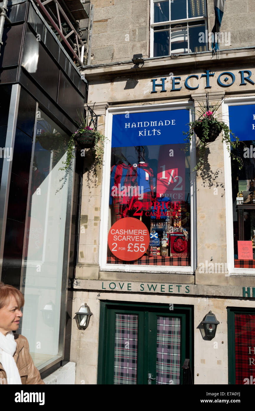 Musica Tradizionale Scozzese Highland dress shop window display in Edinburgh City Centre Foto Stock