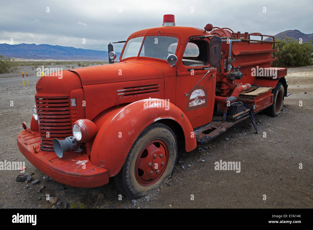 Il vecchio motore fire, tubo da stufa di pozzi, Parco Nazionale della Valle della Morte, Deserto Mojave, CALIFORNIA, STATI UNITI D'AMERICA Foto Stock