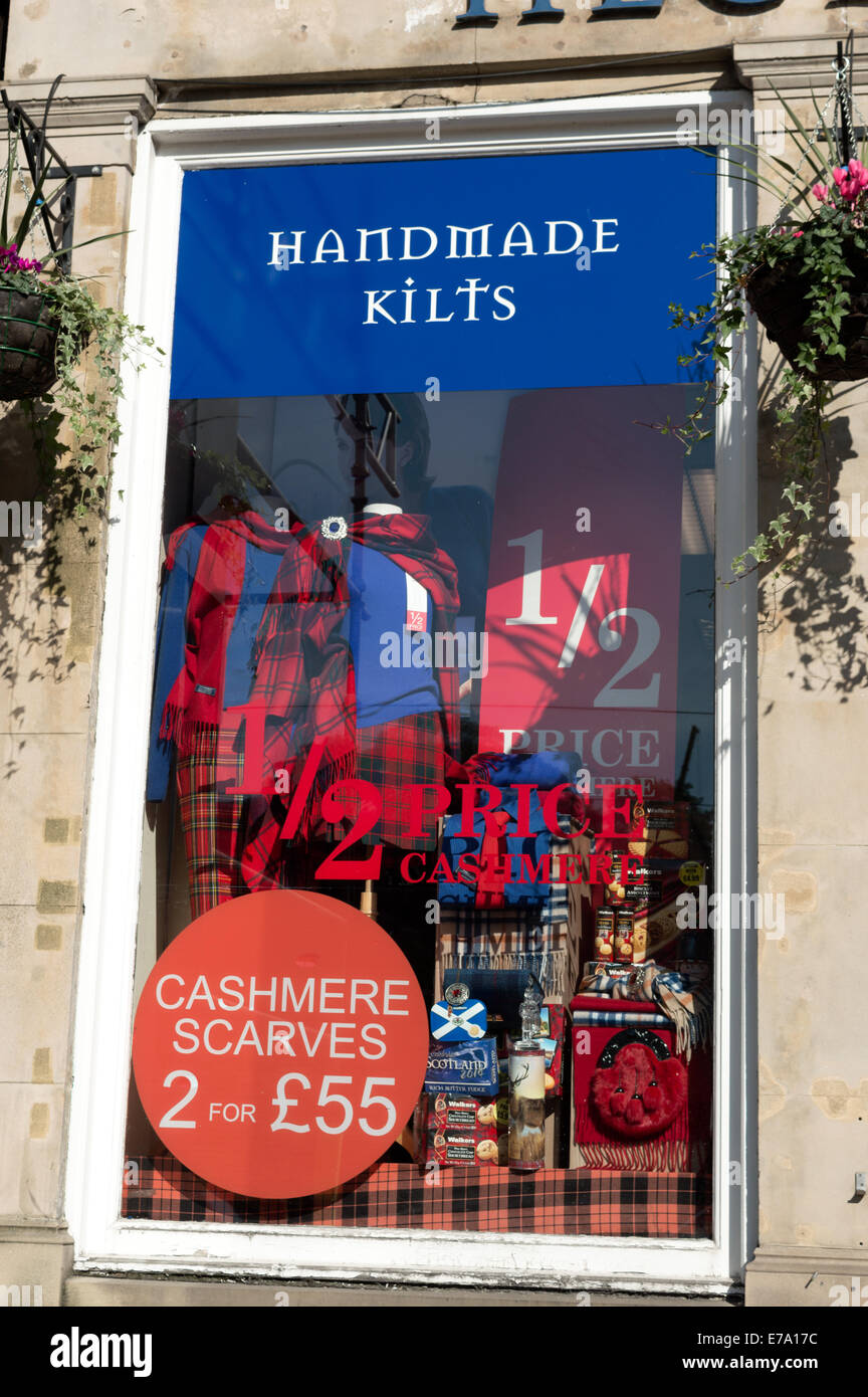 Musica Tradizionale Scozzese Highland dress shop window display in Edinburgh City Centre Foto Stock