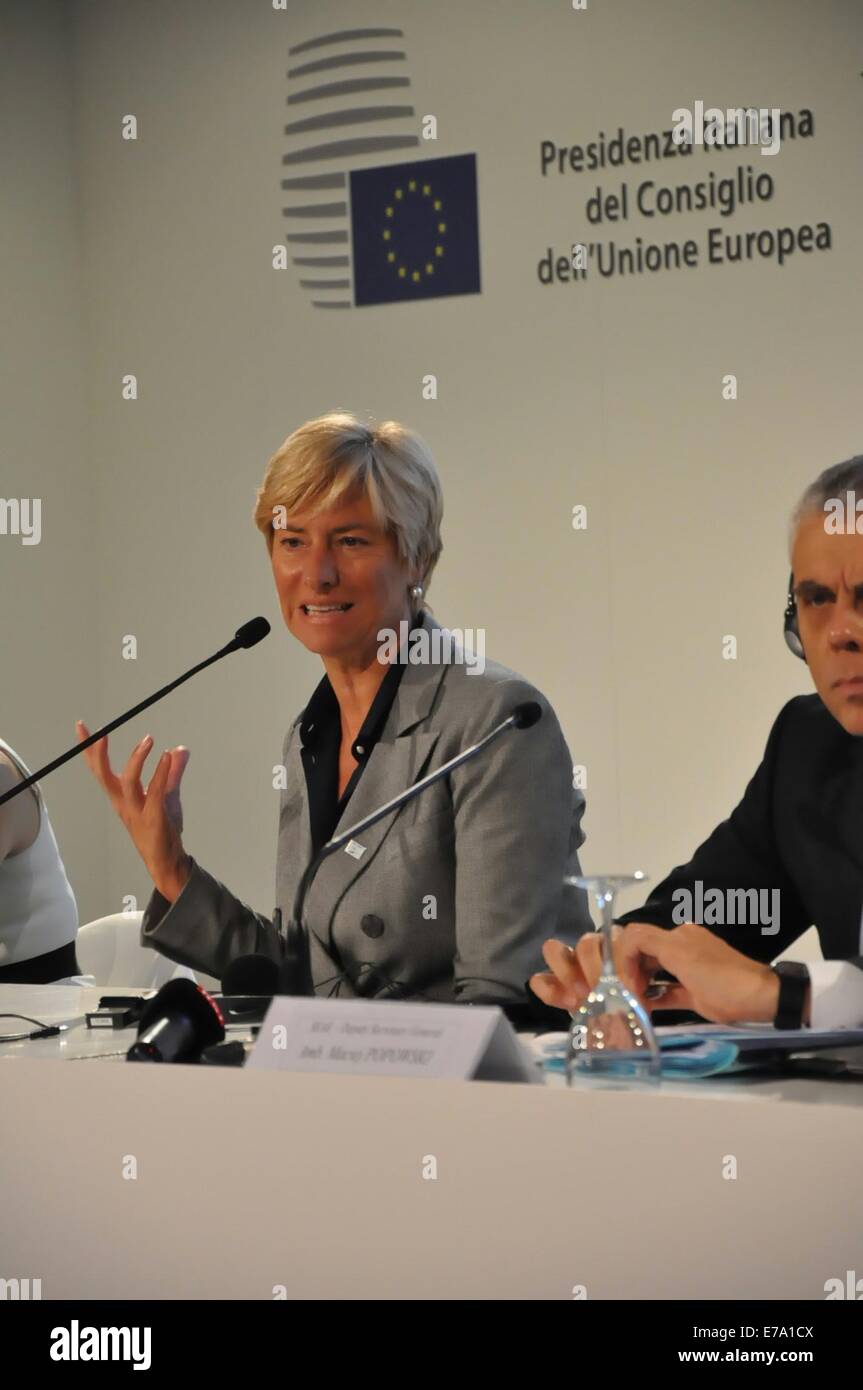 Milano. Decimo Sep, 2014. In Italia il ministro della Difesa Roberta Pinotti (L) parla alla riunione informale di unione dei ministri della difesa in Italia della business Milano capitale, sul Sett. 10, 2014. Roberta Pinotti mercoledì chiamato per più di collaborazione europea tra i servizi di intelligence nella lotta contro la minaccia di uno Stato islamico (ISIS) che ha colto molti settori in Siria e Iraq. © Song Jian/Xinhua/Alamy Live News Foto Stock